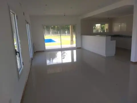 Casa 4 ambientes con 3 baños
