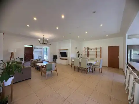 Casa 5 ambientes con 4 baños