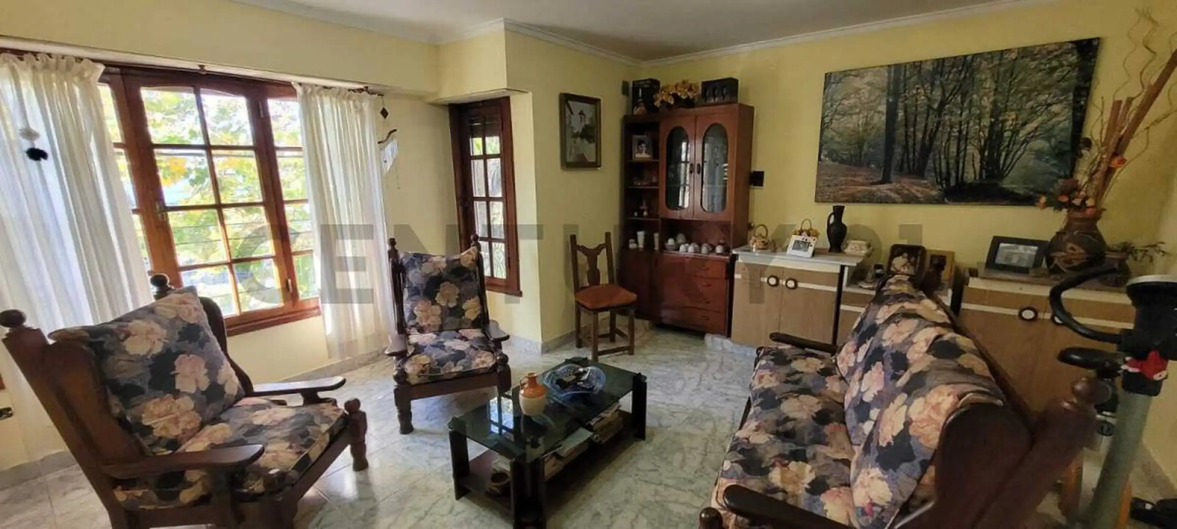 Casa 4 ambientes con local comercial y departamento 1 ambiente