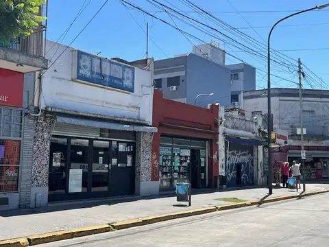 Venta 4 locales en Block frente a estación Liniers.