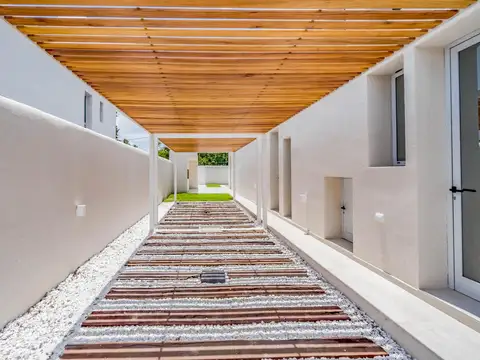 Casa en Venta con 2 cocheras