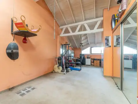VENTA CASA - 6 AMB  PILETA/JARDIN/COCHERAS