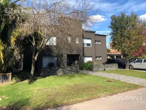 Casa en Galapagos  EXCELENTE VENTA U$D 480.000.-5 DORMITORIOS