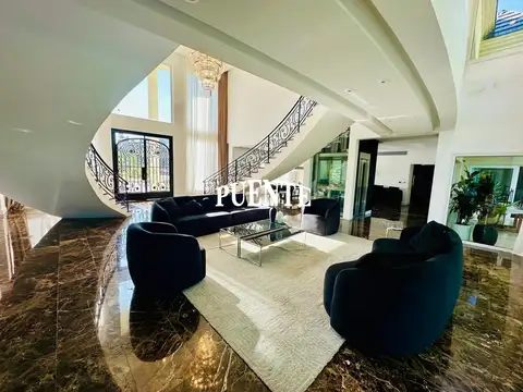 Casa en Alquiler con 2 cocheras