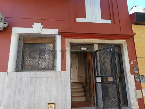 VENTA PH AL FRENTE 2 AMB LUMINOSO EN FLORES.