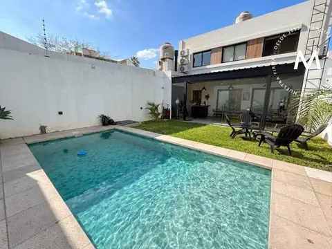 APTO CRÉDITO - Casa de 4 ambientes con cocheras, galería y piscina - Villa Ballester