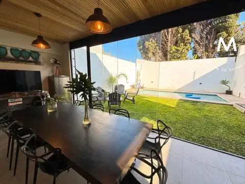 APTO CRÉDITO - Casa de 4 ambientes con cocheras, galería y piscina - Villa Ballester