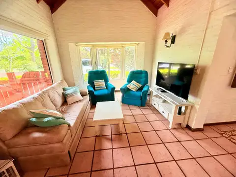 Casa 5 ambientes con 2 baños