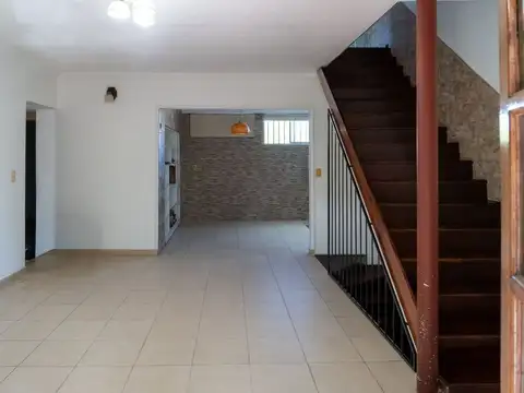 CASA EN VENTA 2 DORMITORIOS, COCHERA , PLANTA ALTA