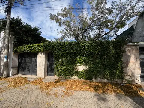 Casa en venta 3 dormitorios con cochera y amplio jardín- Rosario