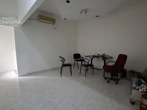 Casa con gran potencial y múltiples espacios profesionales.