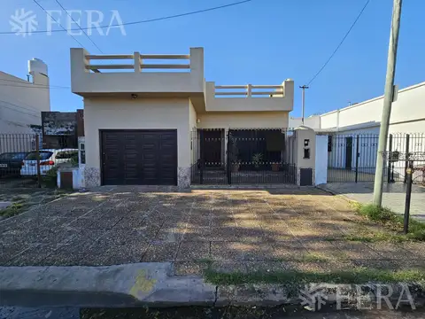 Venta de Casa 4 ambientes con cochera en Bernal Oeste