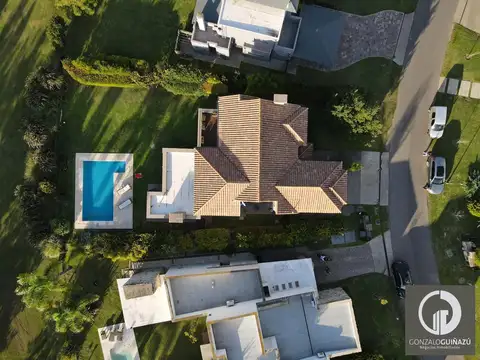 Casa 6 ambientes con 4 baños