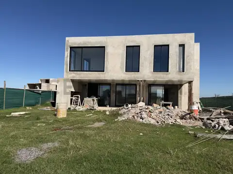 Casa en venta a estrenar 7 ambientes Barrio Amarras , Esocbar