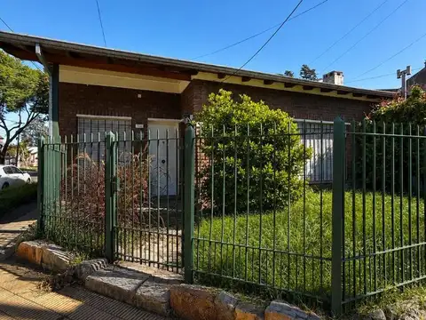 Venta chalet 4 amb. Barrio Ingles.Quincho.Garage.Potencial