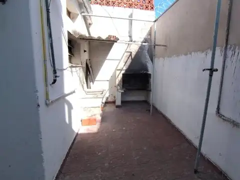 Amplia casa 3 dormitorios, cochera y ambientes adicionales - OPCION USO COMERCIAL