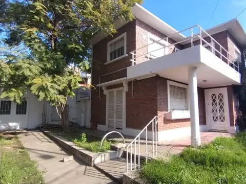 Amplia casa 3 dormitorios, cochera y ambientes adicionales - OPCION USO COMERCIAL