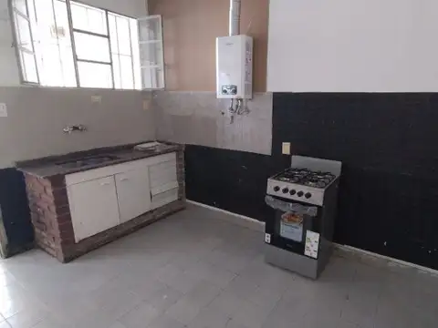 Casa 11 ambientes con 2 baños