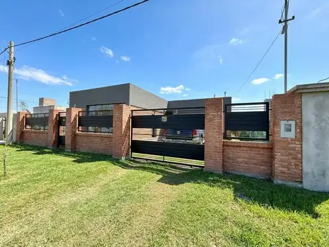 VENTA/PERMUTA. Casa 2 dormitorios con piscina. APTA CREDITO. Punta Chacra, Roldan