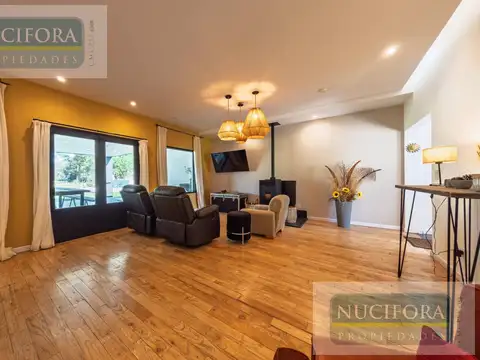 Casa en Alquiler con 2 cocheras