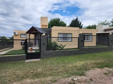 Casa a la venta en Villa Parque Siquiman. (C429)