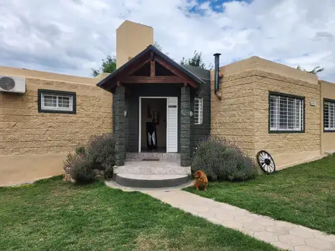 Casa 4 ambientes con 2 baños