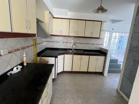 Casa 5 ambientes con 1 baño