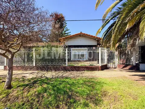 Casa 3 amb con cocheras y parque (Lote 417 m2)