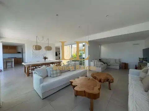 Casa en Alquiler Temporal con 4 cocheras