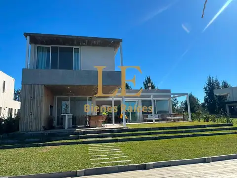 Casa 5 ambientes con 4 baños