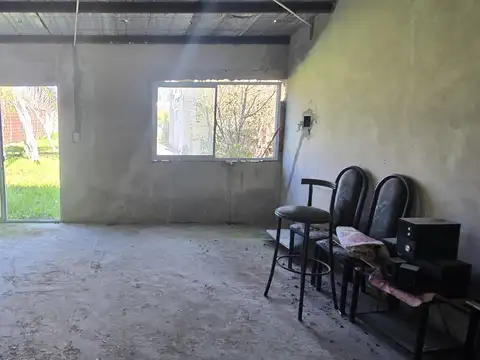 LOTE DE 10 X 32,75 CON CONSTRUCCIÓN AL FONDO Y PORTÓN – CALLE 9 ENTRE 607 Y 608 – USD 28.000