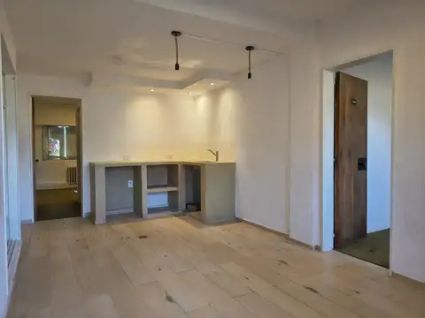 Oficina con 2 consultorios y sala de espera.