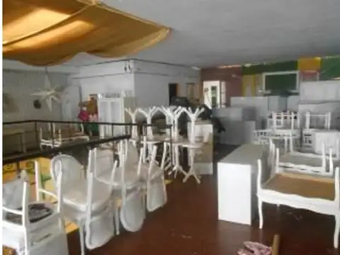 AMPLIO LOCAL COMERCIAL DESARROLLADO EN 2 PLANTAS