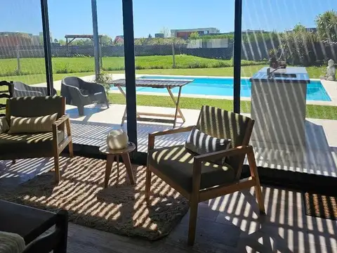 Casa en Alquiler con 4 cocheras