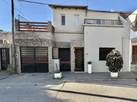 VENTA/ PERMUTA: Casa compuesta de 2 unidades funcionales con pileta - Cañada de Gómez