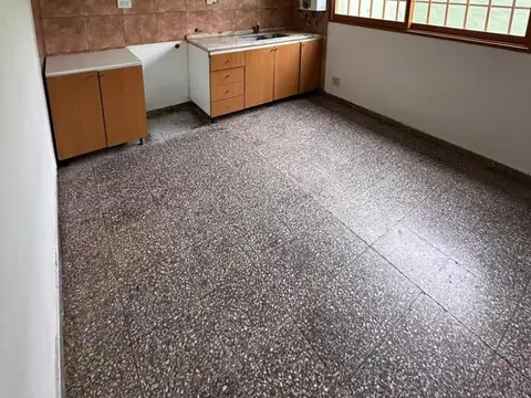 Casa 6 ambientes con 2 baños