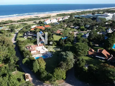 Casa en Venta de 5 dormitorios en el Golf , Punta del este , Playa Bravav