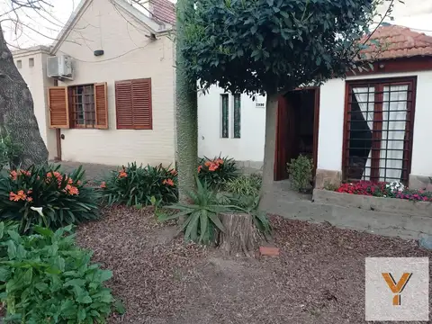 Casa en venta - 3 Dormitorios 2 Baños - Manuel B. Gonnet