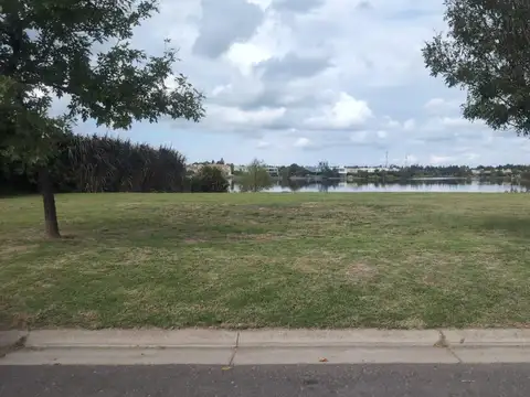 Venta lote a la laguna. Barrio Santa Teresa. Villanueva