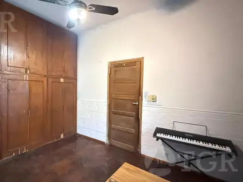 Casa 5 ambientes con terraza y cochera- Santos Lugares