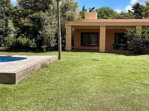 Casa en amplio lote Barrio Parque Jularo