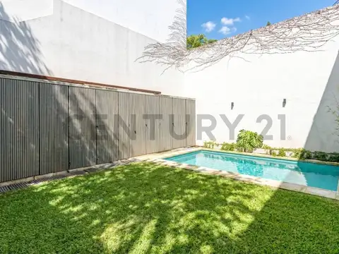 Venta casa 5 ambientes con cochera, parrilla, piscina y jardín