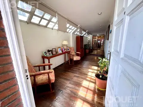 Casa al frente de 2 dormitorios c/cochera