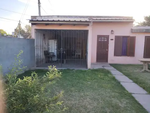EN VENTA CASA 2 DORM. Y COCHERA B° S. MARTIN. V.M.