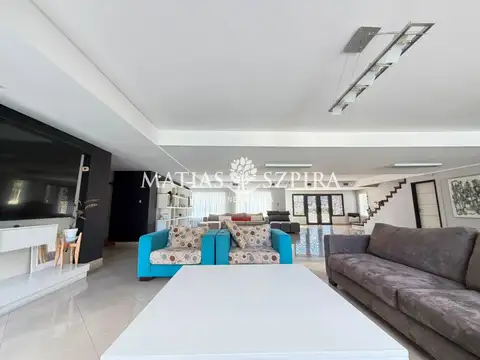 Casa en Venta con 2 cocheras