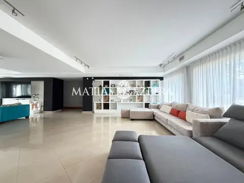 Casa 8 ambientes con 9 baños