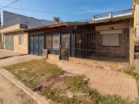 VENTA - Casa de 2 dormitorios con patio y cochera. Ntra Sra de la Guardia, Rosario.