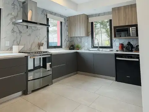 Casa 4 ambientes con 3 baños