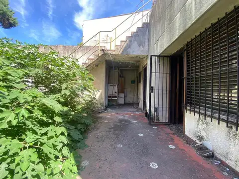 Casa 9 ambientes con 2 baños