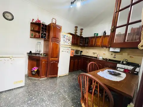 Casa 8 ambientes con 3 baños